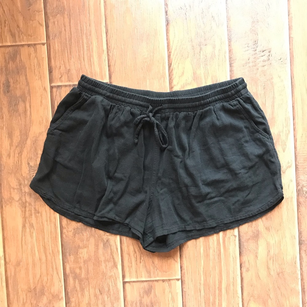 Universal Thread black pull on shorts